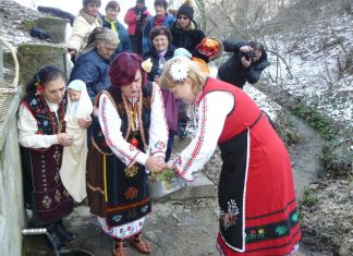 Млади булки и баби изпълняват ритуала „Къпанки“ в Голямо Белово